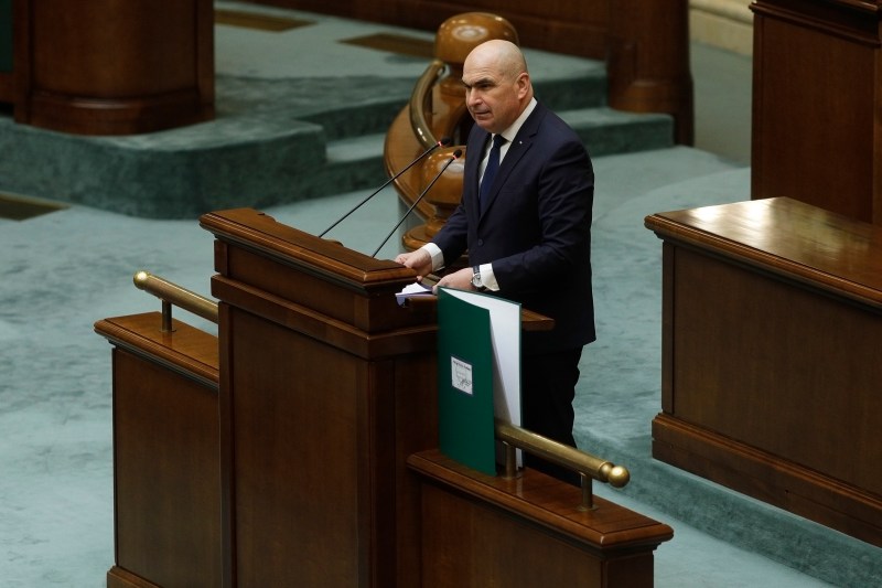 Scandal în Senat, unde au fost respinse cele 3 moțiuni simple ale opoziției, care a adus banane în plen. Ilie Bolojan, explicații printre huiduieli / Atacuri și din PSD la adresa Guvernului – VIDEO