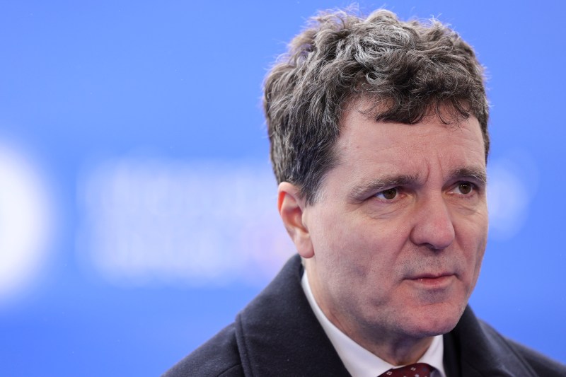 Să nu ne despletim și să nu ne sfâșiem hainele deplângând „noua ordine mondială”