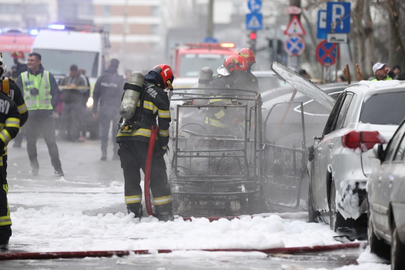 VIDEO O femeie a murit după ce mașina electrică în care se afla a luat foc în Sectorul 6 din București. O altă persoană a suferit arsuri