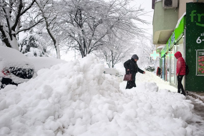 Alertele meteo au fost prelungite. Zonele care rămân sub avertizare meteo de cod portocaliu / „Va continua să ningă viscolit”