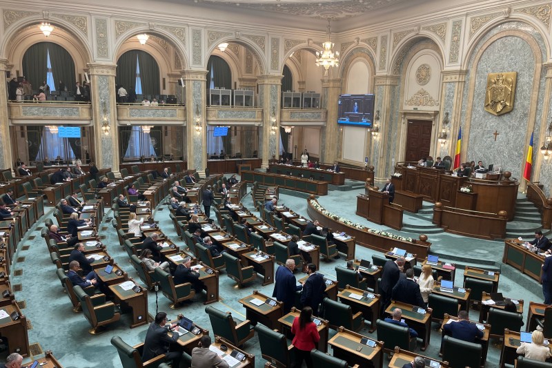 Poza pentru articolul VIDEO Îmbrânceli și țipete în plenul Senatului: „Nu puneți mâna pe el” / Președintele Senatului: „Ce golani” / Sancțiunile anunțate