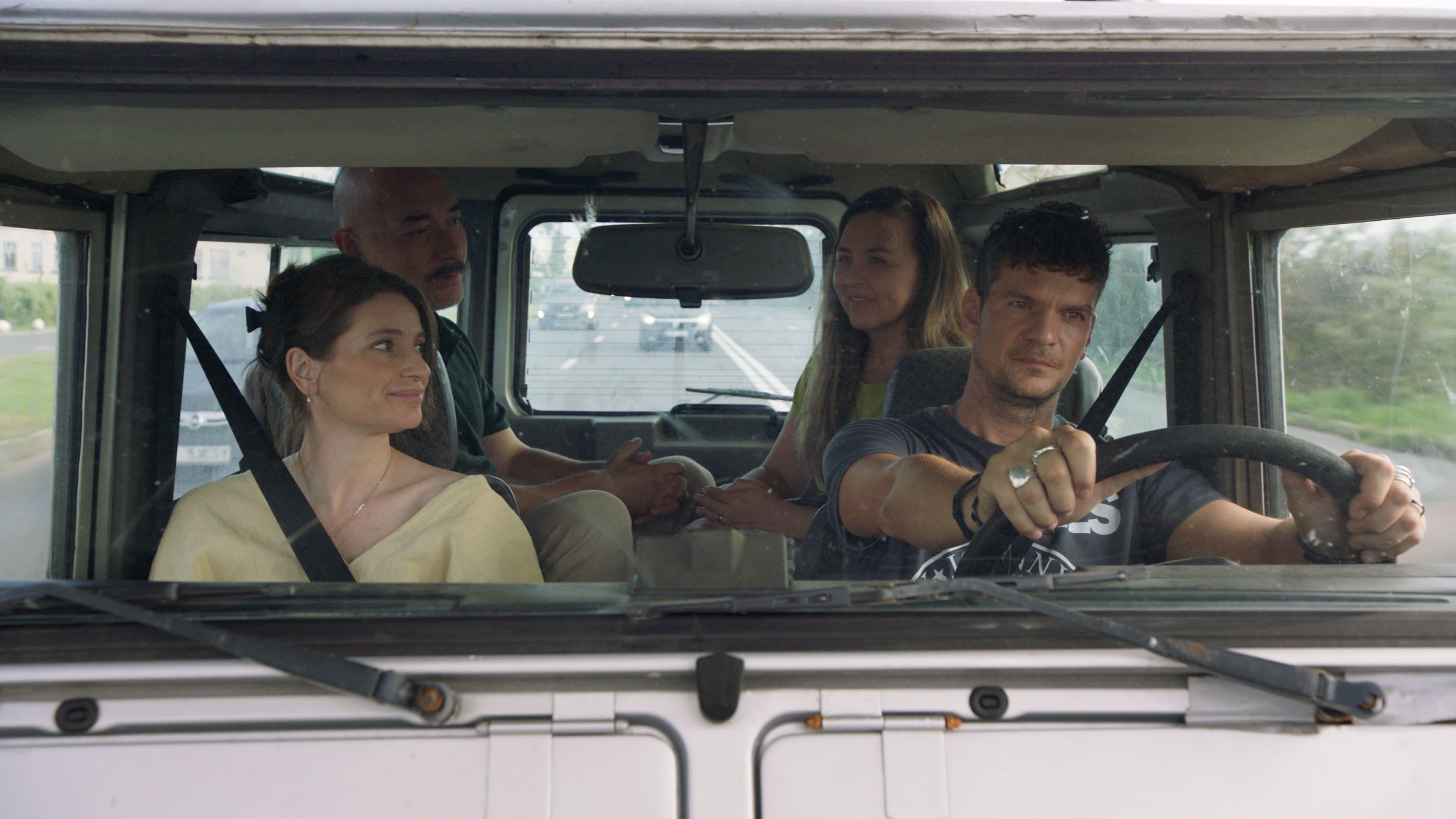 „Mama nu a mers la liceu pentru că ar fi întâlnit băieți români și ar fi făcut tot neamul de rușine”. Filmul care vorbește despre comunitatea tătară din România