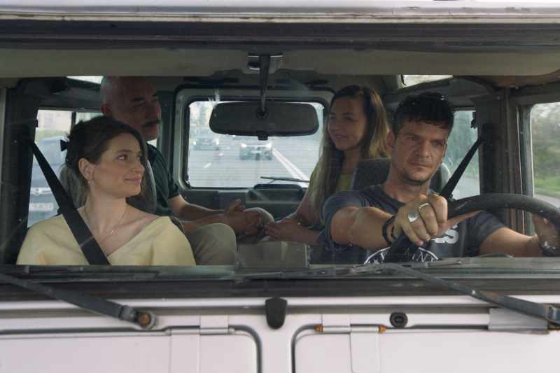 „Mama nu a mers la liceu pentru că ar fi întâlnit băieți români și ar fi făcut tot neamul de rușine”. Filmul care vorbește despre comunitatea tătară din România