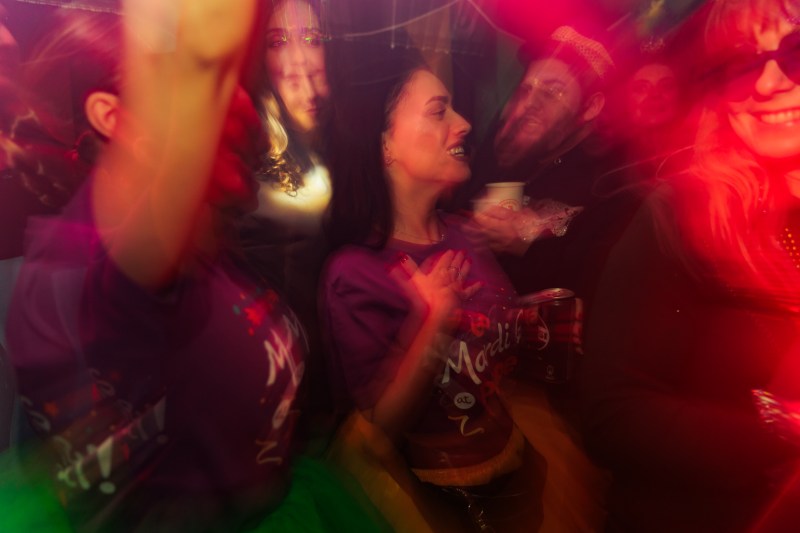 Popeyes aduce Mardi Gras în România: un Mystery Sandwich în ediție limitată și un Party Bus care a adus căldura din New Orleans la București