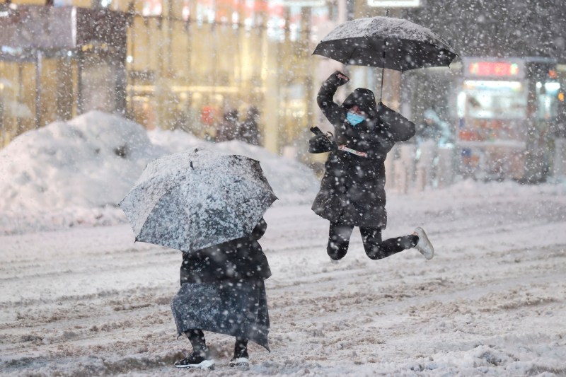 VIDEO New Yorkul paralizat de viscolul deceniului: Autoritățile au interzis circulația mașinilor, școlile au fost închise și mii de zboruri au fost anulate