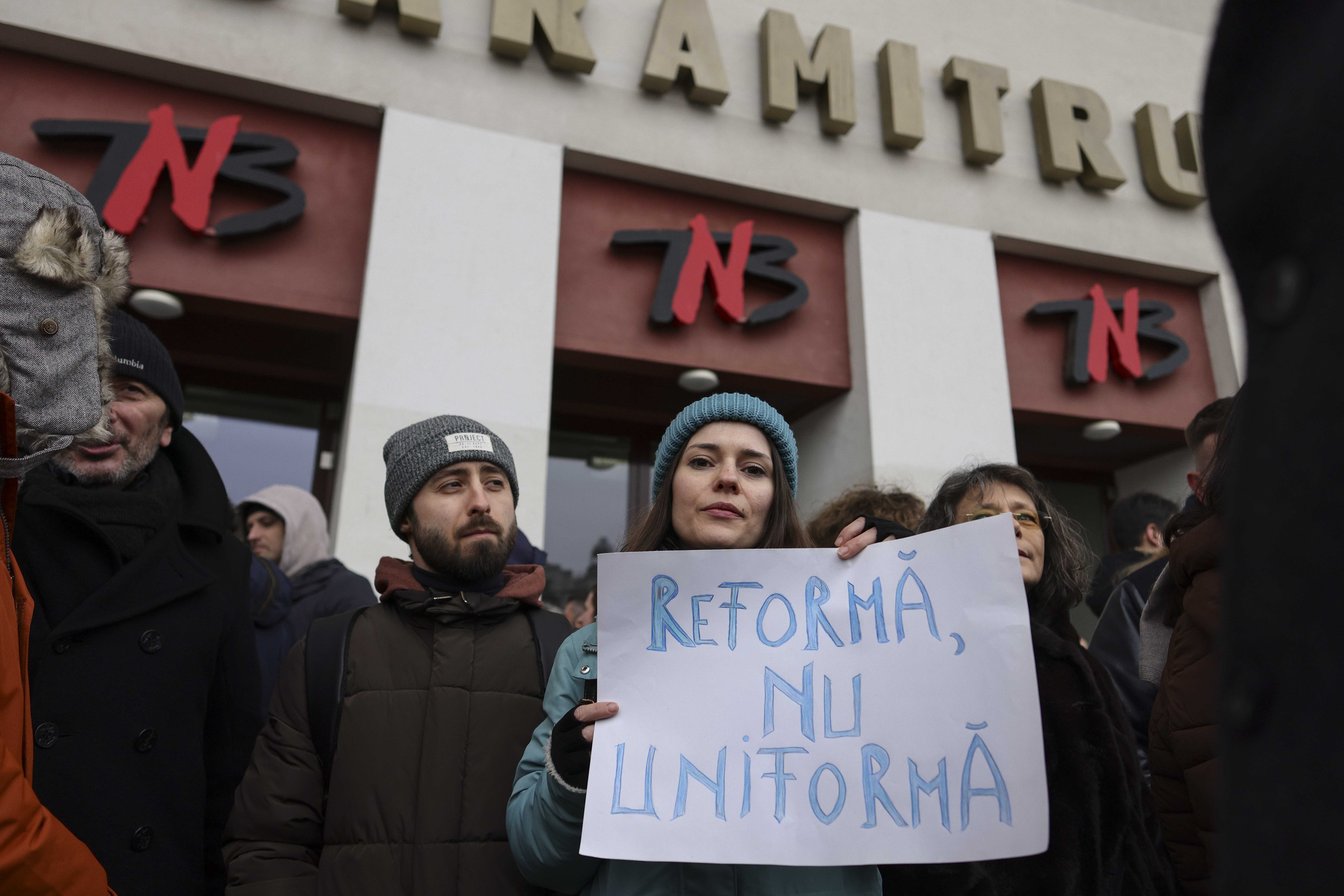 FOTO/VIDEO Protest pe scările Teatrului Național București: „Sunt artist, creez liber, nu în program fix” / Decizia de ultimă oră a ministrului Culturii