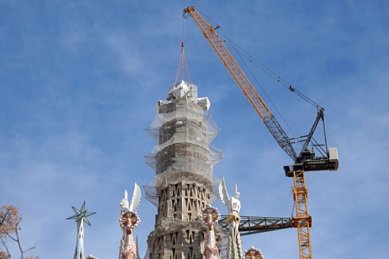 VIDEO A fost montată ultima parte a turnului central al celei mai înalte biserici din lume