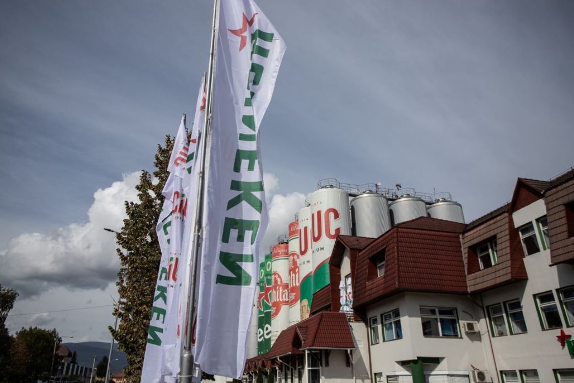 Heineken concediază 6.000 de angajați la nivel global, pe fondul consumului scăzut de bere. Compania are patru fabrici în România