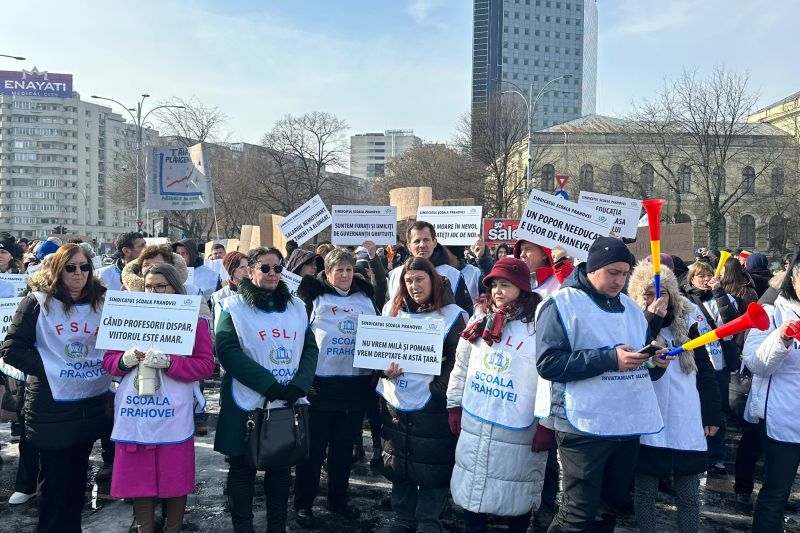 Protest al profesorilor în faţa Guvernului. „Școala moare în nevoi, voi vă bateți joc de noi” / Principalele motive ale manifestației