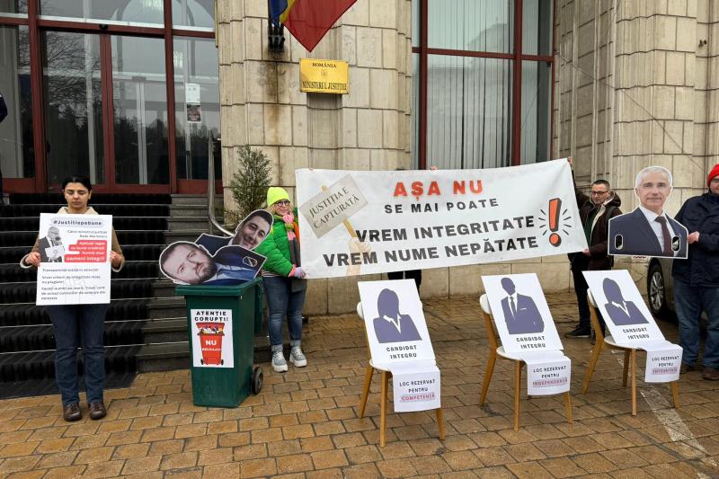 FOTO VIDEO „Nu vrem oameni influențați de Lia Savonea”. Protest în fața Ministerului Justiției, cu 3 zile înainte de finalizarea înscrierilor la concursul de șefi ai Parchetelor