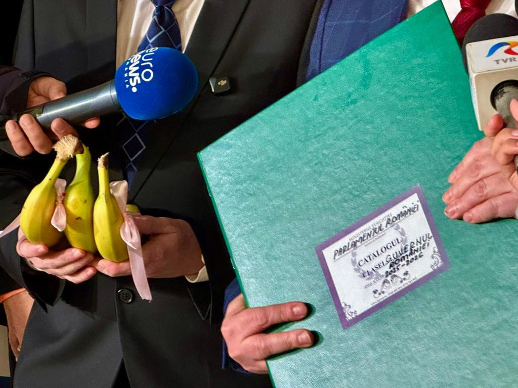 Poza pentru articolul LIVE Scandal în Senat, unde se dezbat trei moțiuni simple ale opoziției, care a adus banane în plen. Ilie Bolojan, explicații printre huiduieli / Atacuri și din PSD la adresa Guvernului – VIDEO