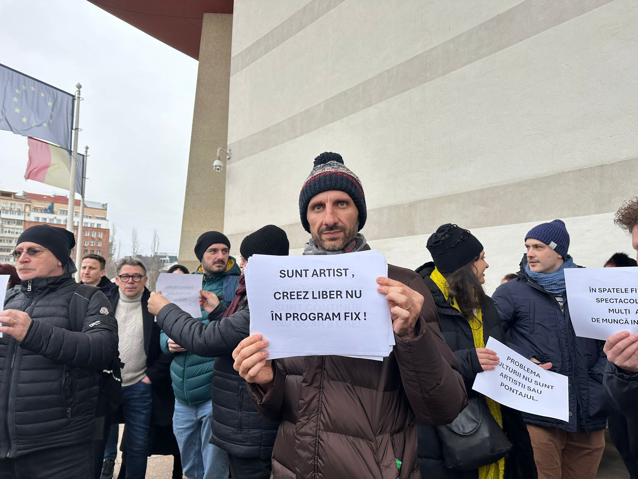 FOTO/VIDEO Protest pe scările Teatrului Național București: „Sunt artist, creez liber, nu în program fix” / Decizia de ultimă oră a ministrului Culturii