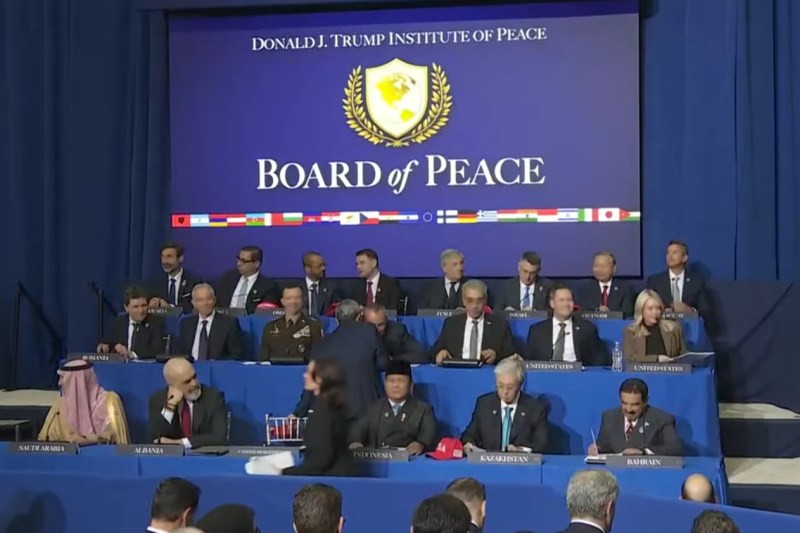 FOTO Nicușor Dan, la summitul de la Washington. A dat mâna cu Donald Trump