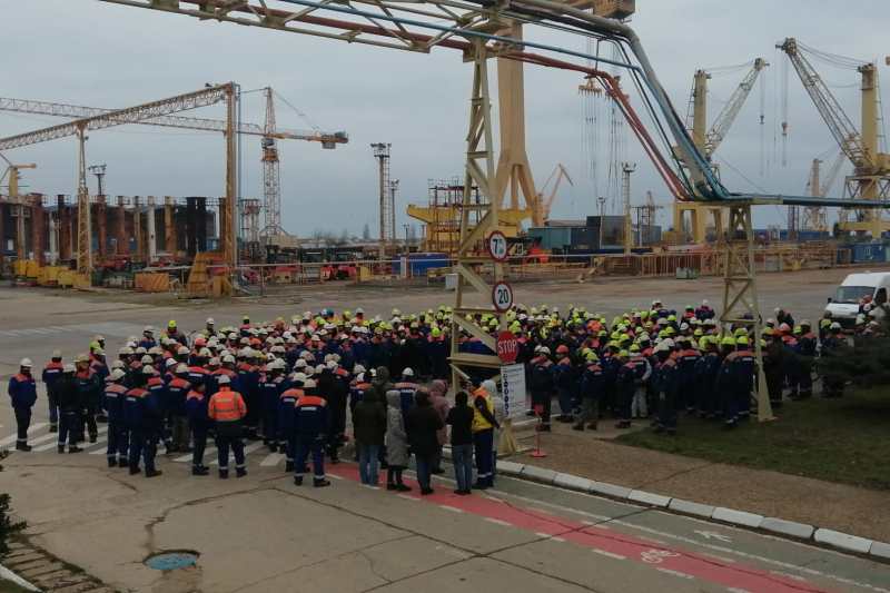 VIDEO Protest la șantierul naval Mangalia. Angajații cer plata salariilor restante și asigurări că activitatea va continua