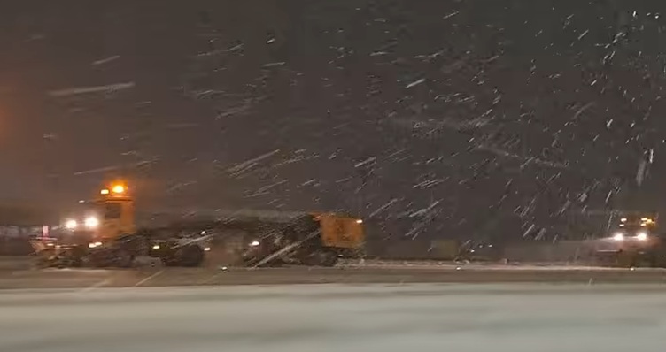 VIDEO Trafic aerian „în condiții de iarnă” la București. „Va duce, inevitabil, la întârzieri” - HotNews.ro Kép