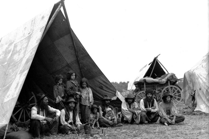 Grup de romi la marginea Bucureștiului, iulie 1930. Foto: Rompres / Agerpres