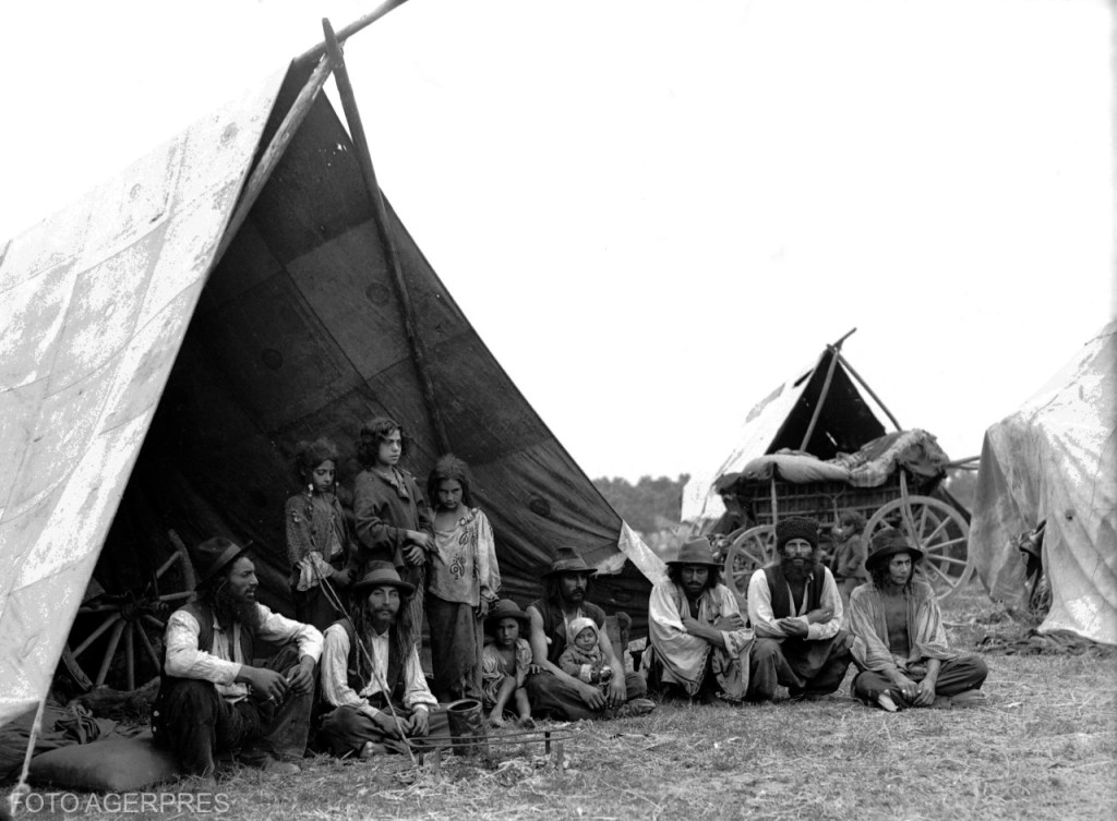 Grup de romi la marginea Bucureștiului, iulie 1930. Foto: Rompres / Agerpres