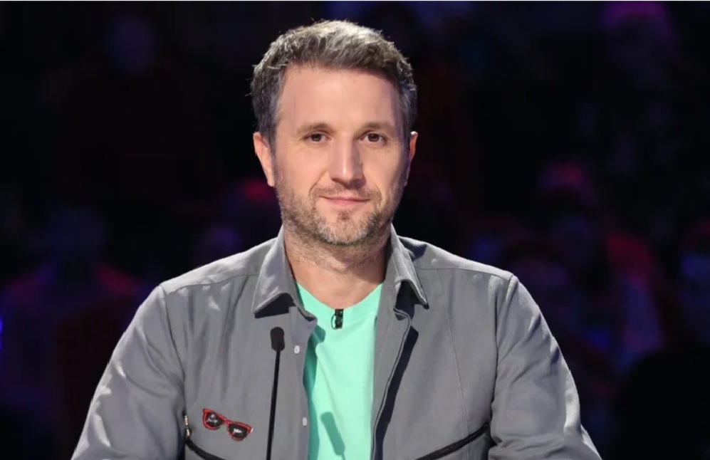 Când un părinte lipsește, e important ca alte relații cu adulții din jur să-i aducă stabilitate copilului. Rămas fără tată la 4 ani, Andi Moisescu spune că unchiul și matematica au fost reperele care i-au oferit stabilitate și direcție. FOTO: PRO TV