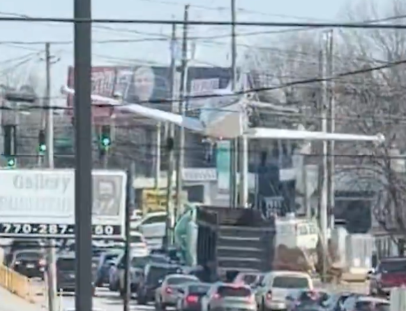 VIDEO Momentul când un avion de mici dimensiuni se prăbușește în mijlocul unei intersecții aglomerate