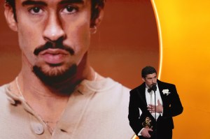 Cântărețul din Puerto Rico, care a câștigat și trofeul pentru „albumul anului”, a ținut un discurs anti-ICE pe scena premiilor Grammy din Los Angeles Foto: Profimedia