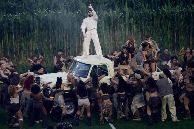 VIDEO Show-ul Bad Bunny de la Super Bowl: o declarație de dragoste pentru Puerto Rico și un mesaj de unitate către americani / Donald Trump: „Absolut groaznic”