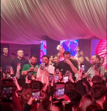 Sala a fost în delir când pe scenă a urcat cântărețul de manele Lele. FOTO: Pagina de FB a psihologului Mihai Copăceanu