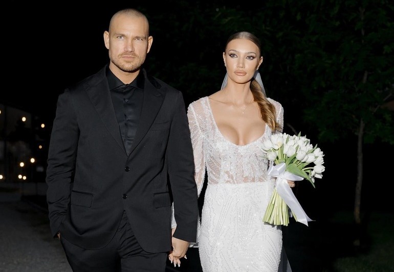 FOTO Cântărețul Peter Pop și soția sa, fostă handbalistă la națională, intră pe piața imobiliară