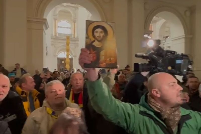 VIDEO Tensiuni la Curtea de Apel București. Zeci de susținători ai lui Călin Georgescu au intrat în clădire și au vrut să meargă în sala de judecată