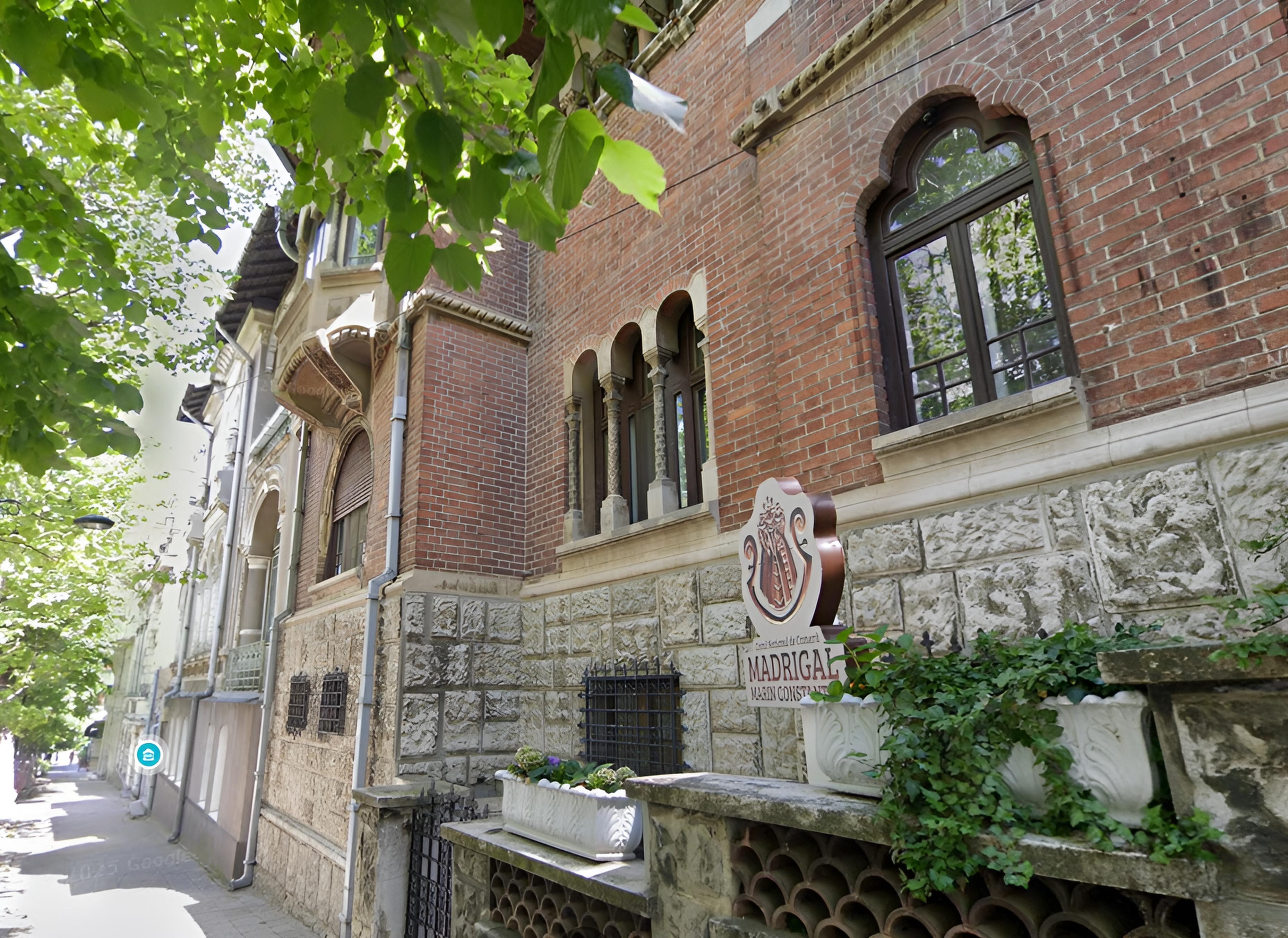 Superba Rome Prima casă cu lift din București. Superba vilă Sacha Roman, azi Casa ...