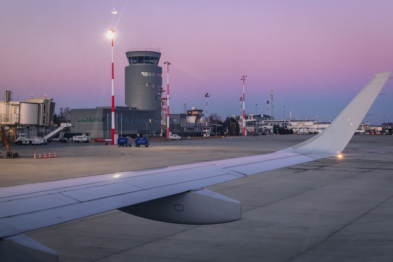 Alertă în Polonia: Două aeroporturi, închise din cauza unor „activități militare neplanificate” legate de securitatea statului