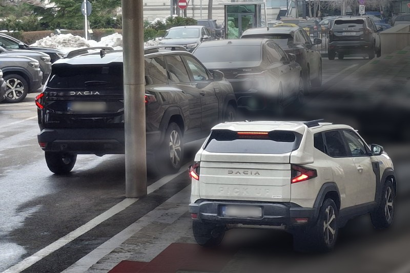 Mașini Dacia Duster Pick-Up în curtea Guvernului. Foto: Adrian Vasilache / HotNews