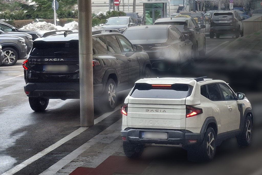 Mașini Dacia Duster Pick-Up în curtea Guvernului. Foto: Adrian Vasilache / HotNews