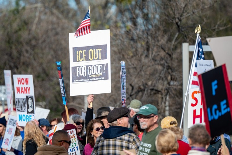 Viața unei familii româno-americane în Minnesota: „Nu mi-am imaginat vreodată că o să trăiesc în SUA ceva ce seamănă atât de mult cu ce se întâmpla în comunism în România”