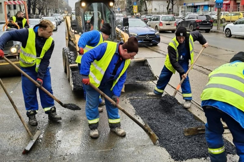 Primăria Capitalei spune că sarea aruncată „în neștire” de operatorii de salubritate a accentuat gropile din oraș: „Mii și mii de tone”