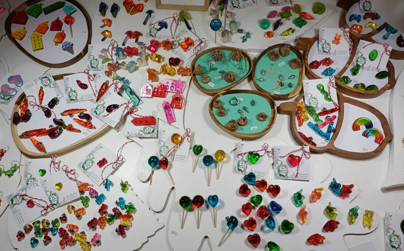 FOTO Flori, fete, mărțișoare, ghinde, eșarfe, pietre prețioase și băieți: Ce am găsit la un târg de cadouri din București, cu produse făcute de antreprenori români