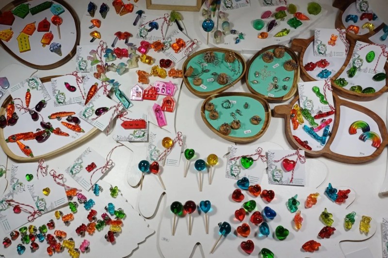 FOTO Flori, fete, mărțișoare, ghinde, eșarfe, pietre prețioase și băieți: Ce am găsit la un târg de cadouri din București, cu produse făcute de antreprenori români