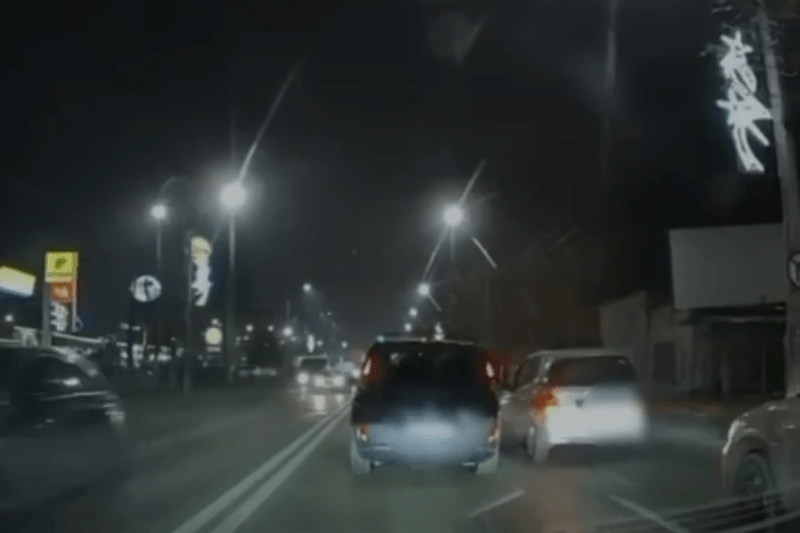 VIDEO Un tată și fiul lui de 14 ani, reținuți după ce au luat la bătaie un șofer în trafic, în București