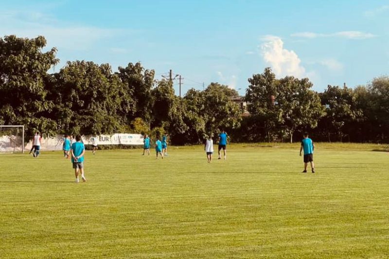 VIDEO Viral: Cum a fost convins un primar din România să renoveze tribunele unui teren de fotbal