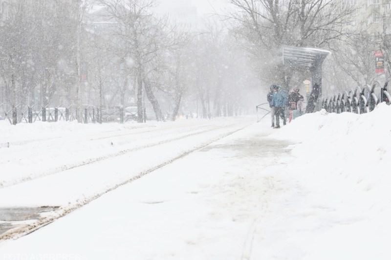 Când se oprește ninsoarea în București și restul țării. 16 județe cu drumuri închise, circulație restricționată în anumite zone, trenuri și zboruri întârziate, mașini blocate în nămeți