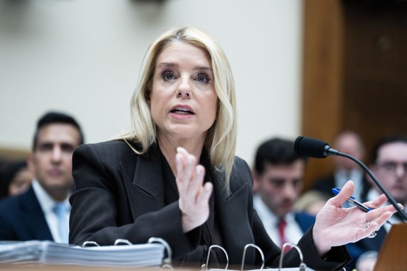 Audieri furtunoase în dosarul Epstein în Congresul SUA. Procuroarea generală Pam Bondi, acuzată că „a mințit sub jurământ” despre Trump / Bondi a invocat performanțele bursei