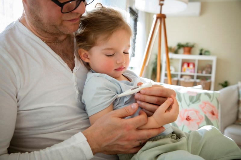 Cum se construiește o imunitate bună a copilului. Dr. Sandra Alexiu: „Obiceiul de a da imediat antitermice copilului este un ciocan dat în capul sistemului imunitar”