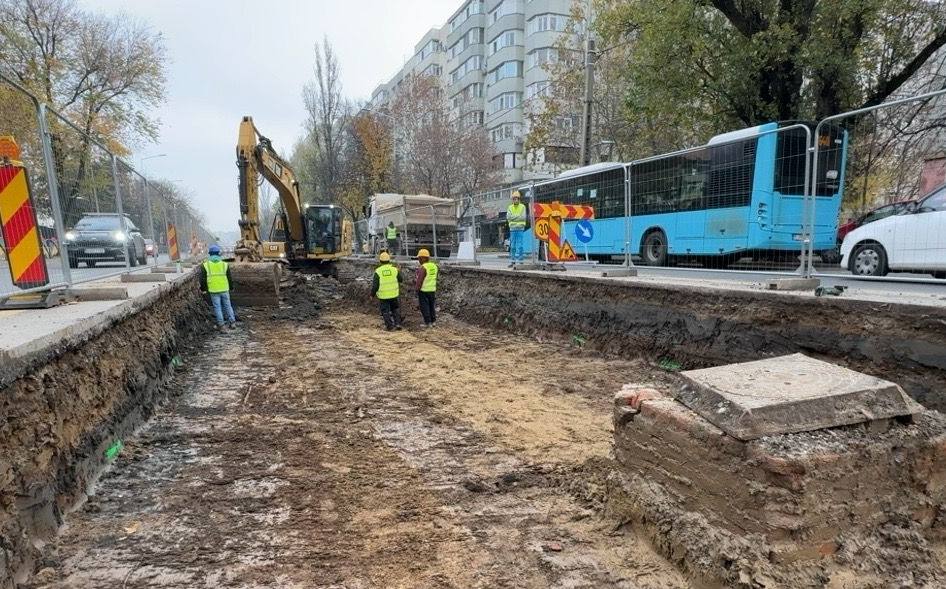 Cum vor arăta noile refugii de tramvai din București. Persoanele noi din stații, pe bulevarde unde se reabilitează șine