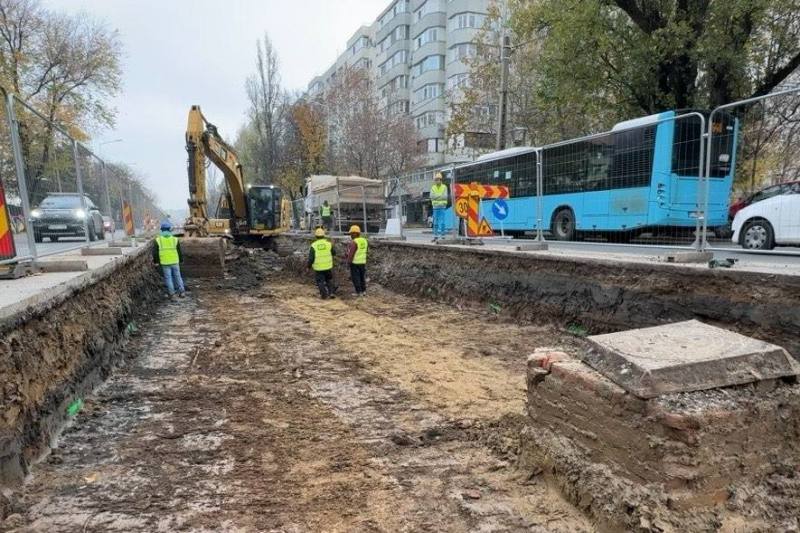 Cum vor arăta noile refugii de tramvai din București. Peroanele noi din stații, pe bulevarde unde se reabilitează șine
