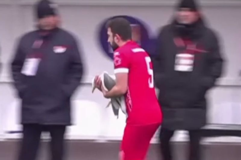 VIDEO Un fotbalist a resuscitat un pescăruș lovit de minge: „Am salvat o viață, e mai important decât titlul”