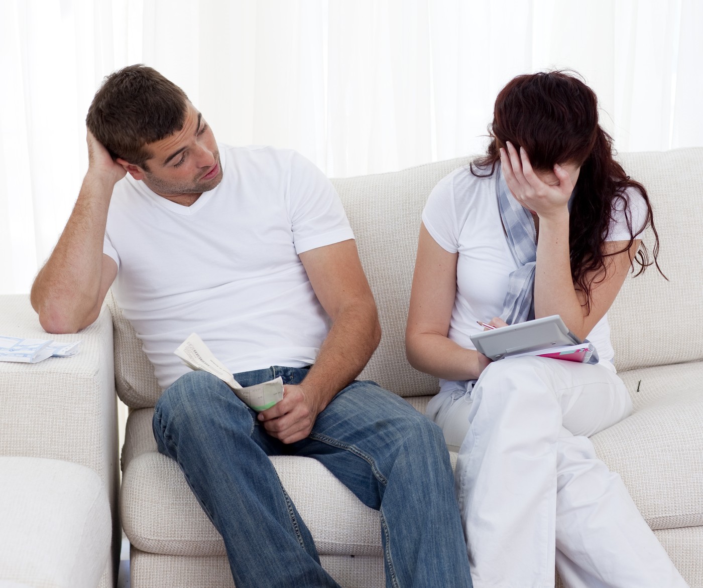 Ce este recesiunea tehnică, cum se resimte la nivelul unei familii și mai ales cum se iese din ea. Cazuri recente din UE