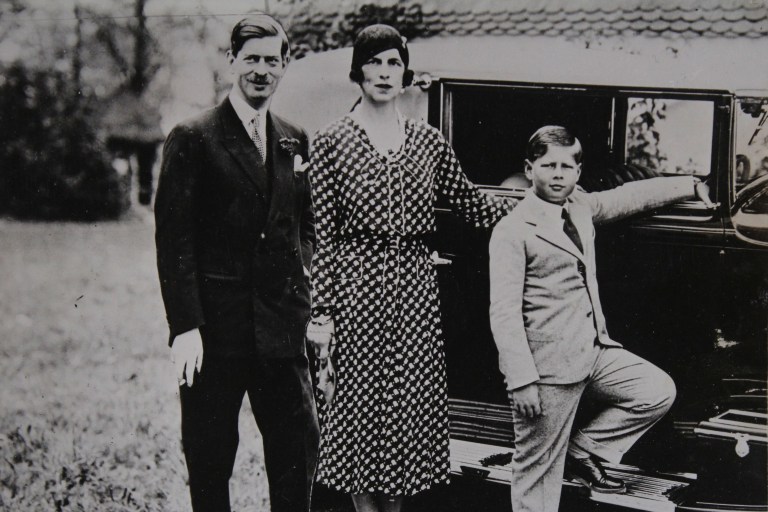 Regele Carol al II-lea alături de Elena, regina mamă și Mihai I, octombrie 1932. Foto: brandstaetter images / Profimedia