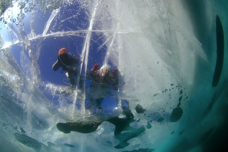 Un autobuz cu turiști chinezi s-a scufundat în Lacul Baikal după ce gheața s-a surpat sub el