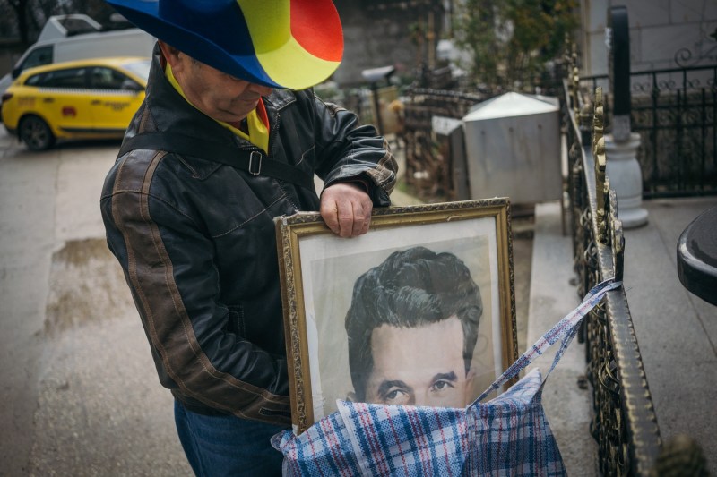 Mai multe persoane îi comemorează pe soții Ceaușescu la locul unde sunt înmormântați, în București, 25 decembrie 2019. Foto: Andrei PUNGOVSCHI / AFP / Profimedia