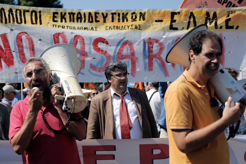 Guvernul Greciei ia la țintă locurile de muncă „pe viață” de la stat și propune o schimbare a Constituției