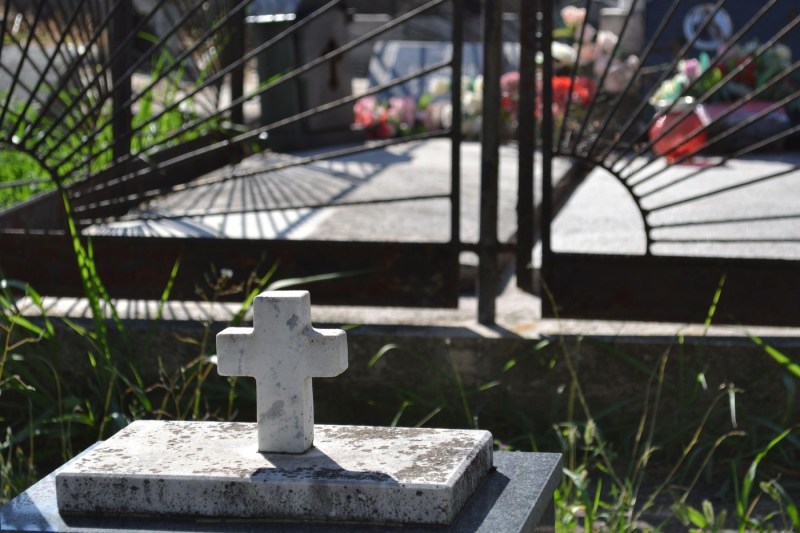 Morminte profanate într-un cimitir din judeţul Constanţa. Hoţii au furat bunuri din cripte